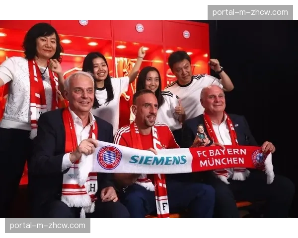 暖心一幕:拜仁球迷在比赛中高举巨型TIFO,致敬即将退役的诺伊尔 暖心一幕:拜仁球迷在比赛中高举巨型TIFO,致敬即将退役的诺伊尔